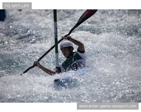 皮划艇选手骑浪冲顶爆发惊人大吼引全网模仿