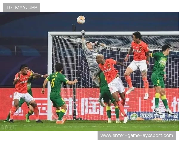 劳塔罗轻轻挑球摆脱对手完成射门：从场上技艺到日常装备的轻盈之道